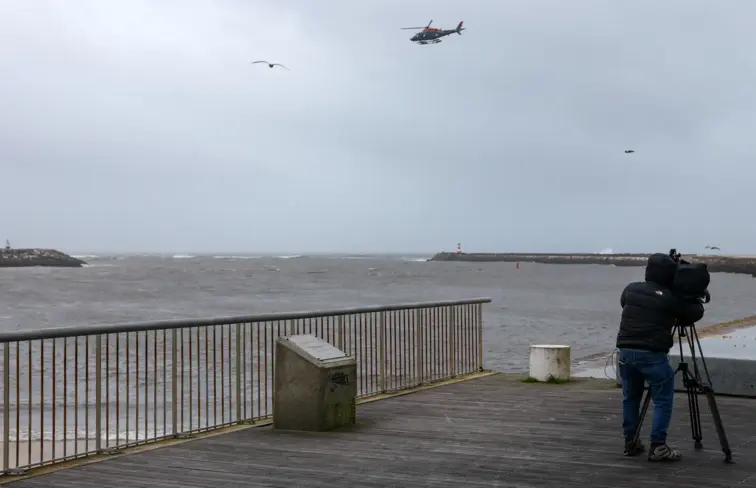 Saída da barra da Figueira da Foz, onde um cargueiro está à deriva